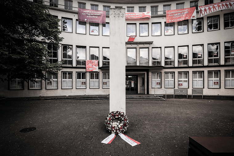 DGB-Haus Duisburg mit Kranz