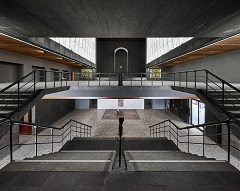 Blick in Foyer und Oberkirche