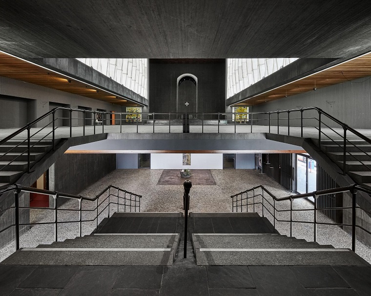 Gebaude besichtigen (Foto) - Blick in Ober- und Unterkirche